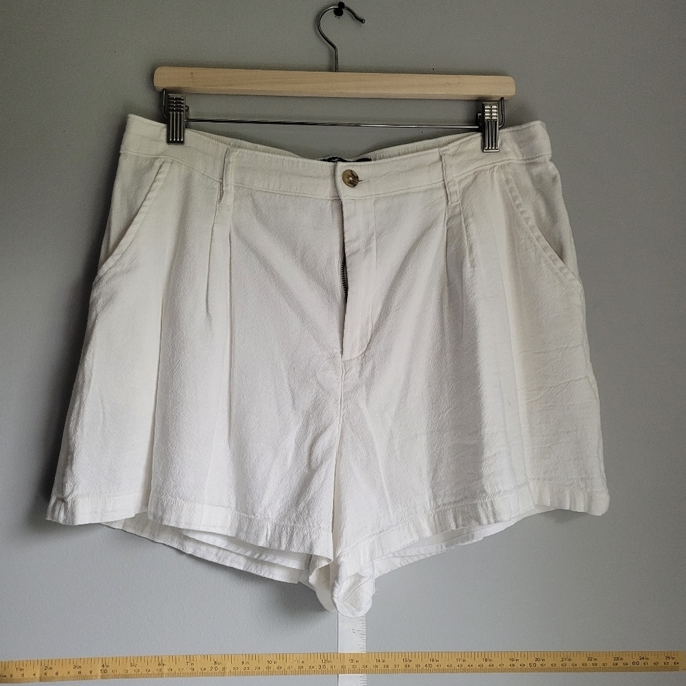 Hollister White High Waist Pleated Shorts
